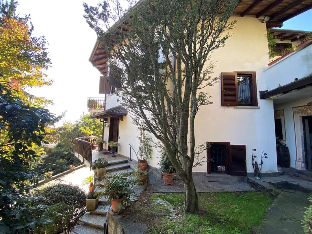 Villa di prestigio con vista panoramica del lago gallery 15