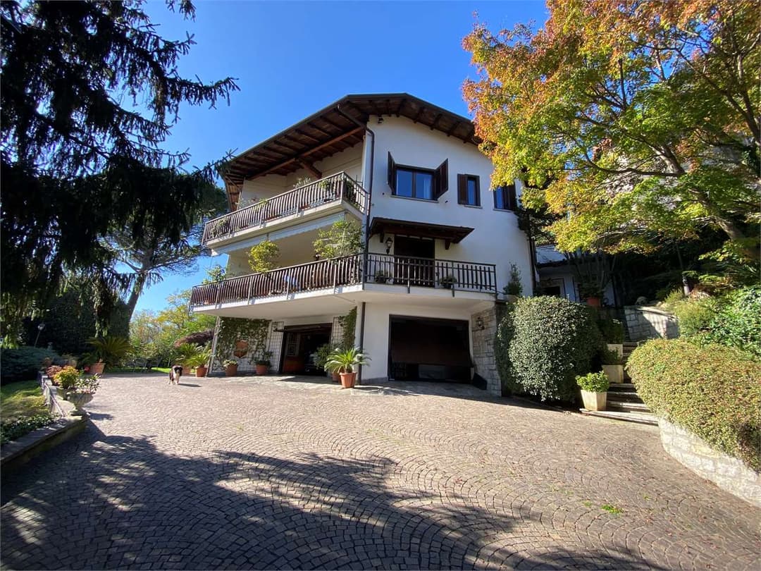 Villa di prestigio con vista panoramica del lago gallery 8