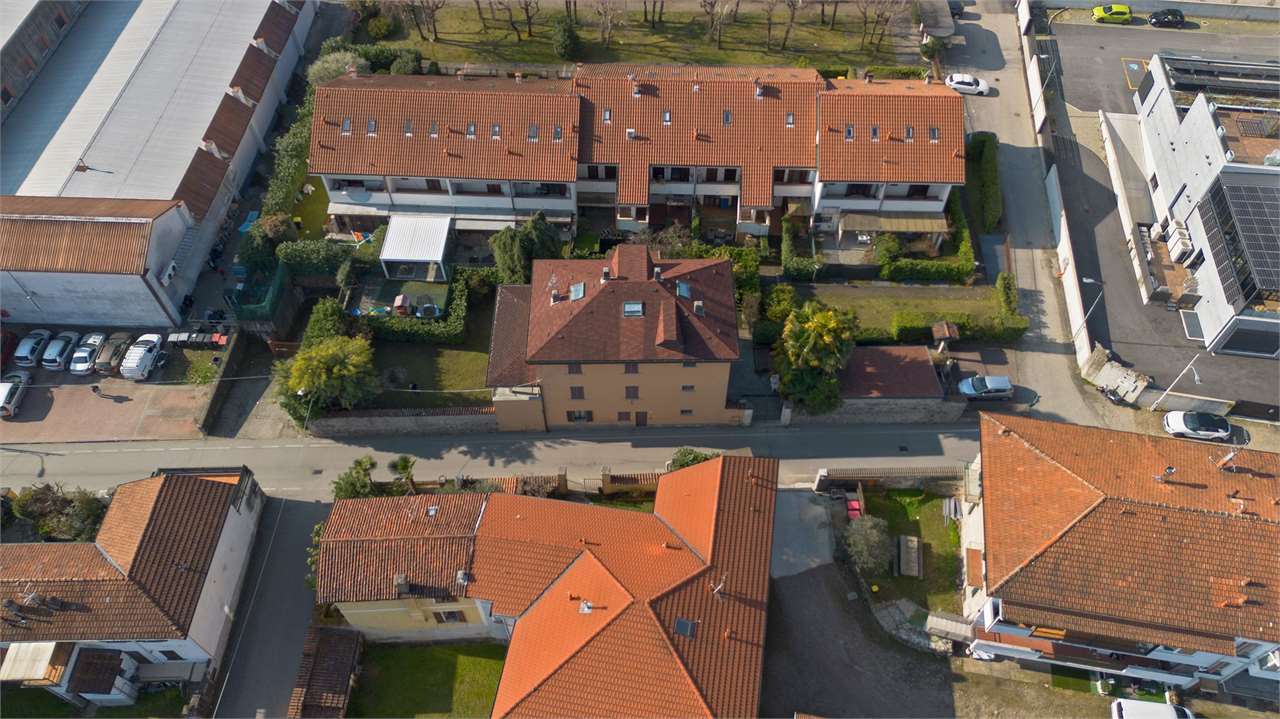 Casa indipendente con tre appartamenti e giardino