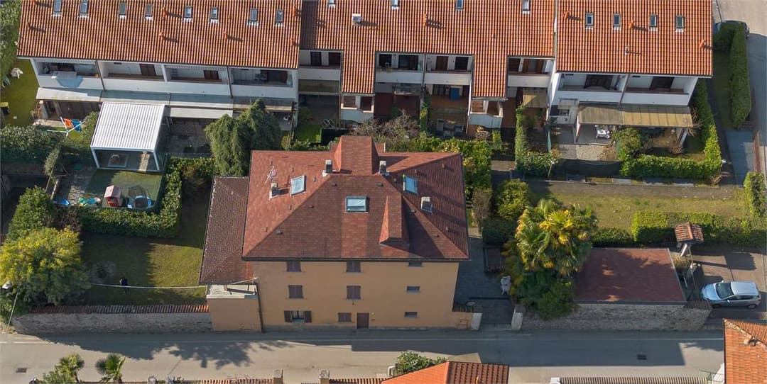 Casa indipendente con tre appartamenti e giardino gallery 2