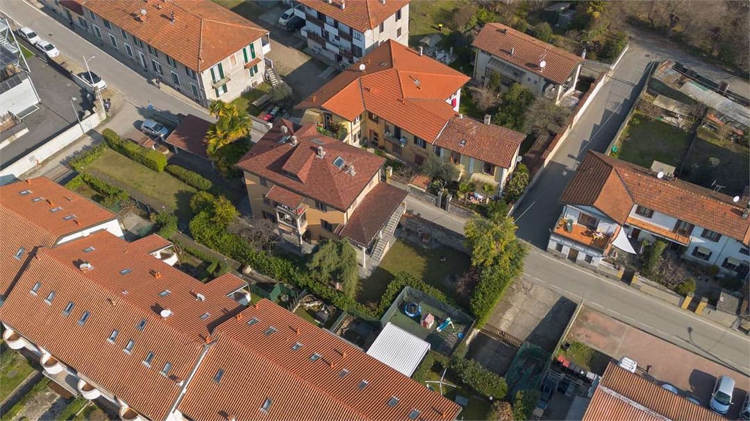 Casa indipendente con tre appartamenti e giardino gallery 3