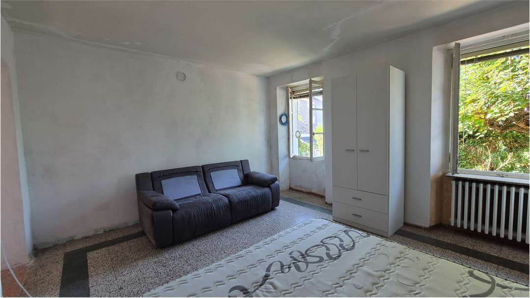 Casa indipendente di 150 mq con giardino e cantine in sasso – ampi spazi e grande potenziale gallery 3