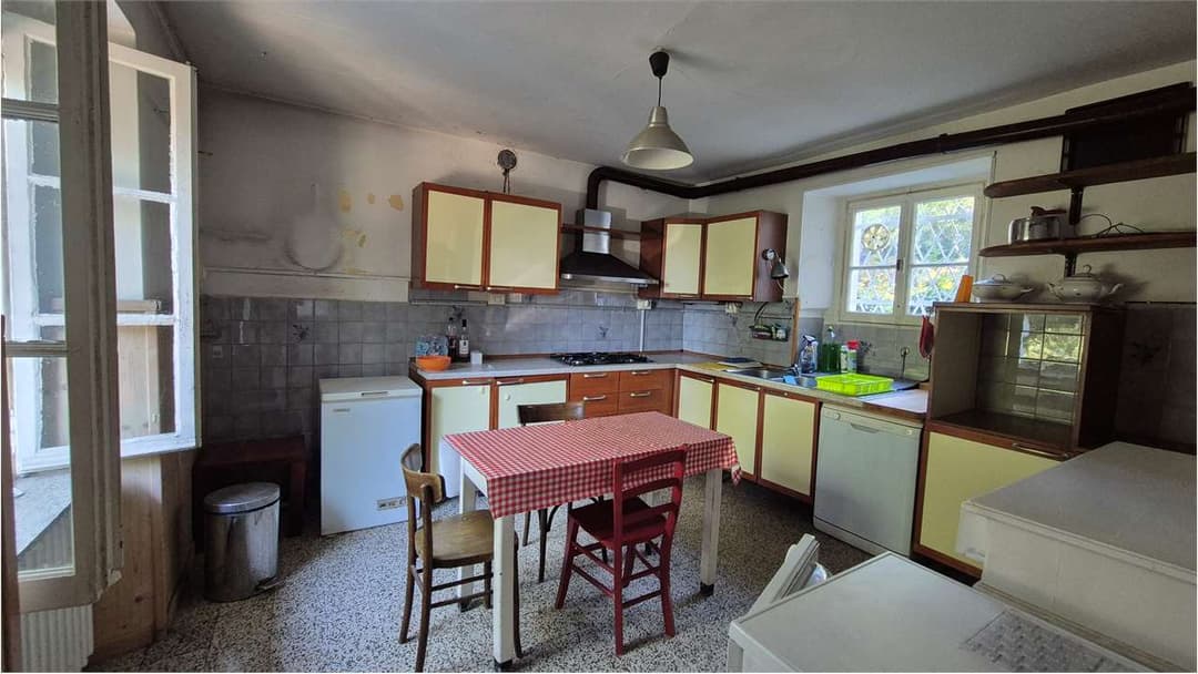 Casa indipendente di 150 mq con giardino e cantine in sasso – ampi spazi e grande potenziale gallery 7