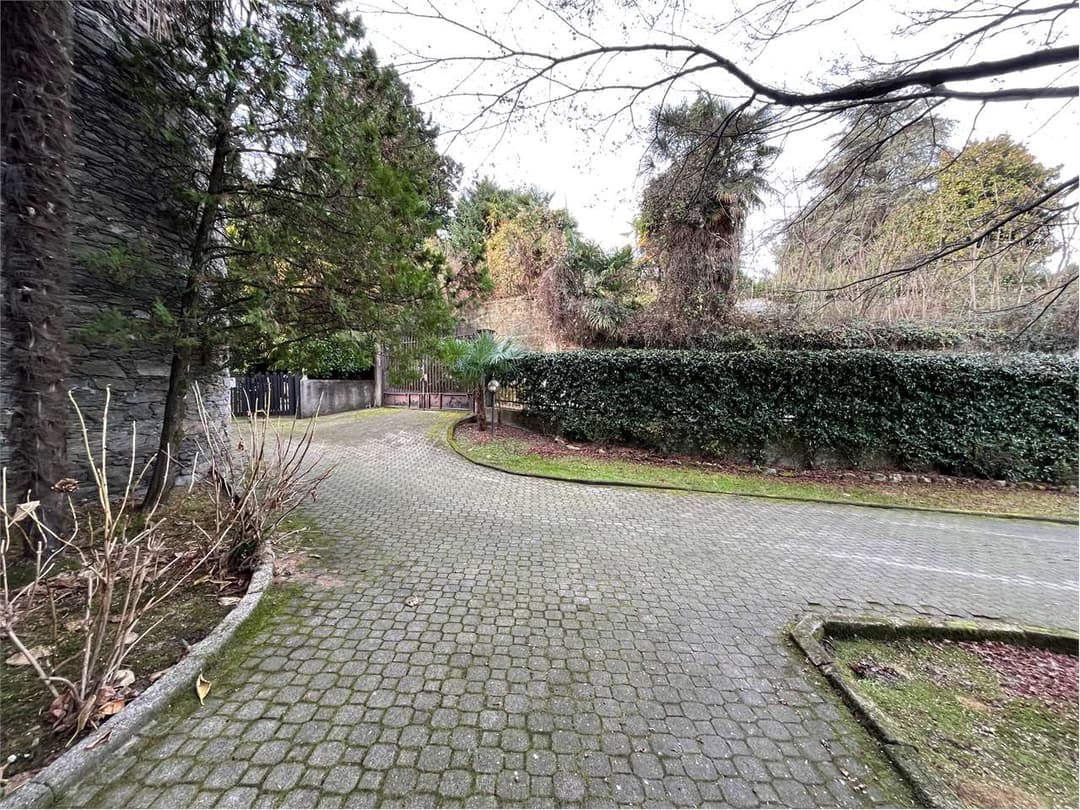 Elegante appartamento in castello vista lago BAVENO gallery 7