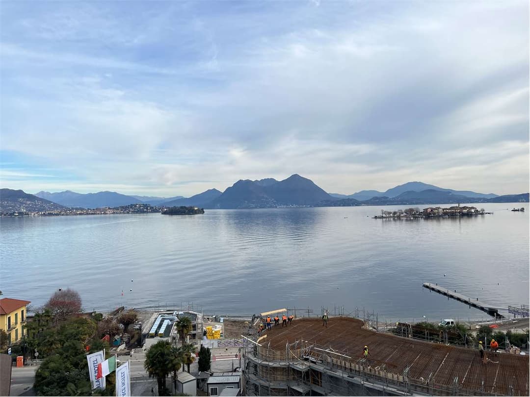 Elegante appartamento in castello vista lago BAVENO gallery 1