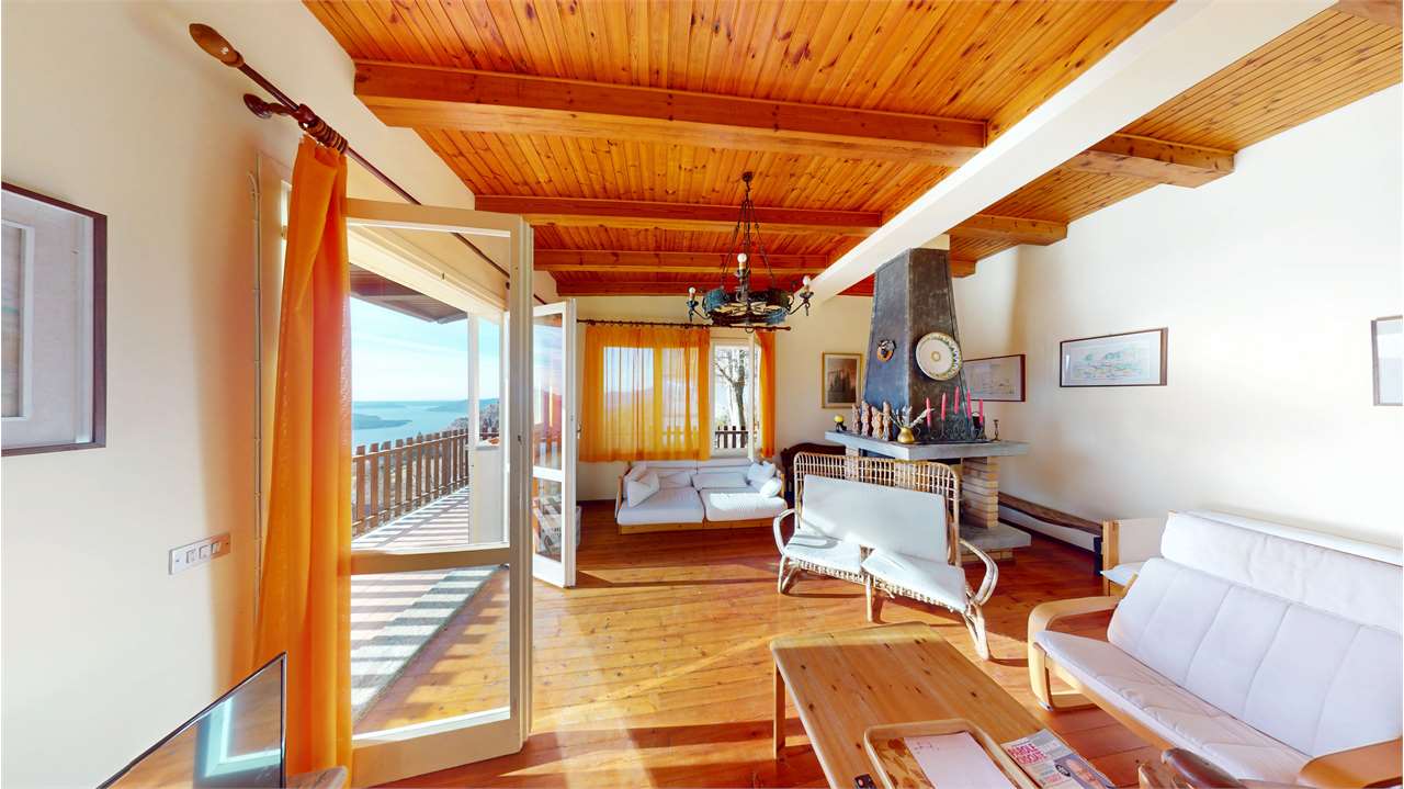 Villa panoramica con vista totale sul lago maggiore