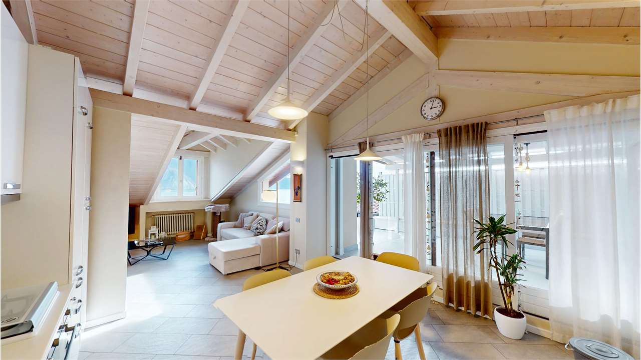Attico panoramico con terrazzo e vista lago maggiore