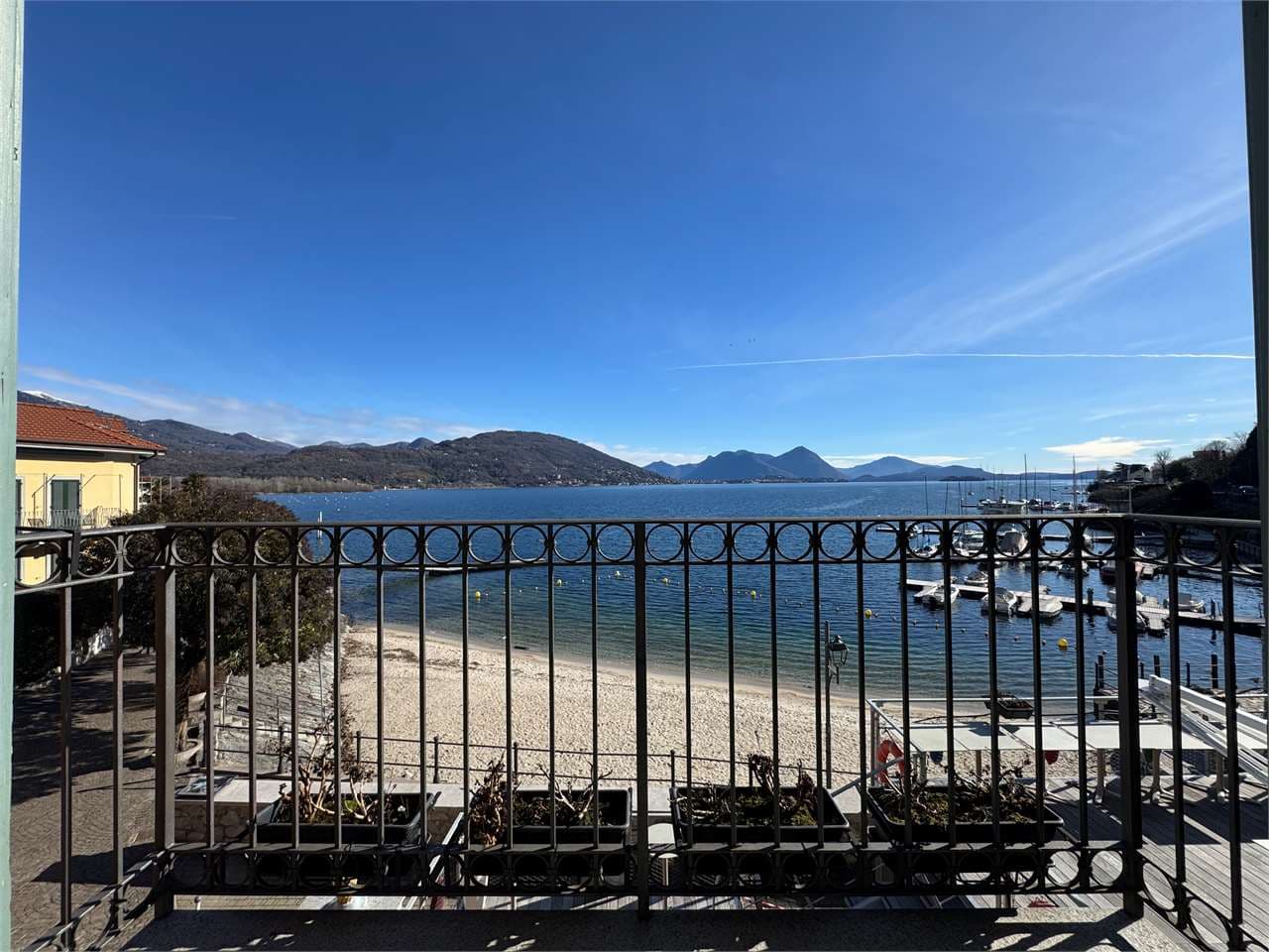 Bilocale fronte lago a feriolo