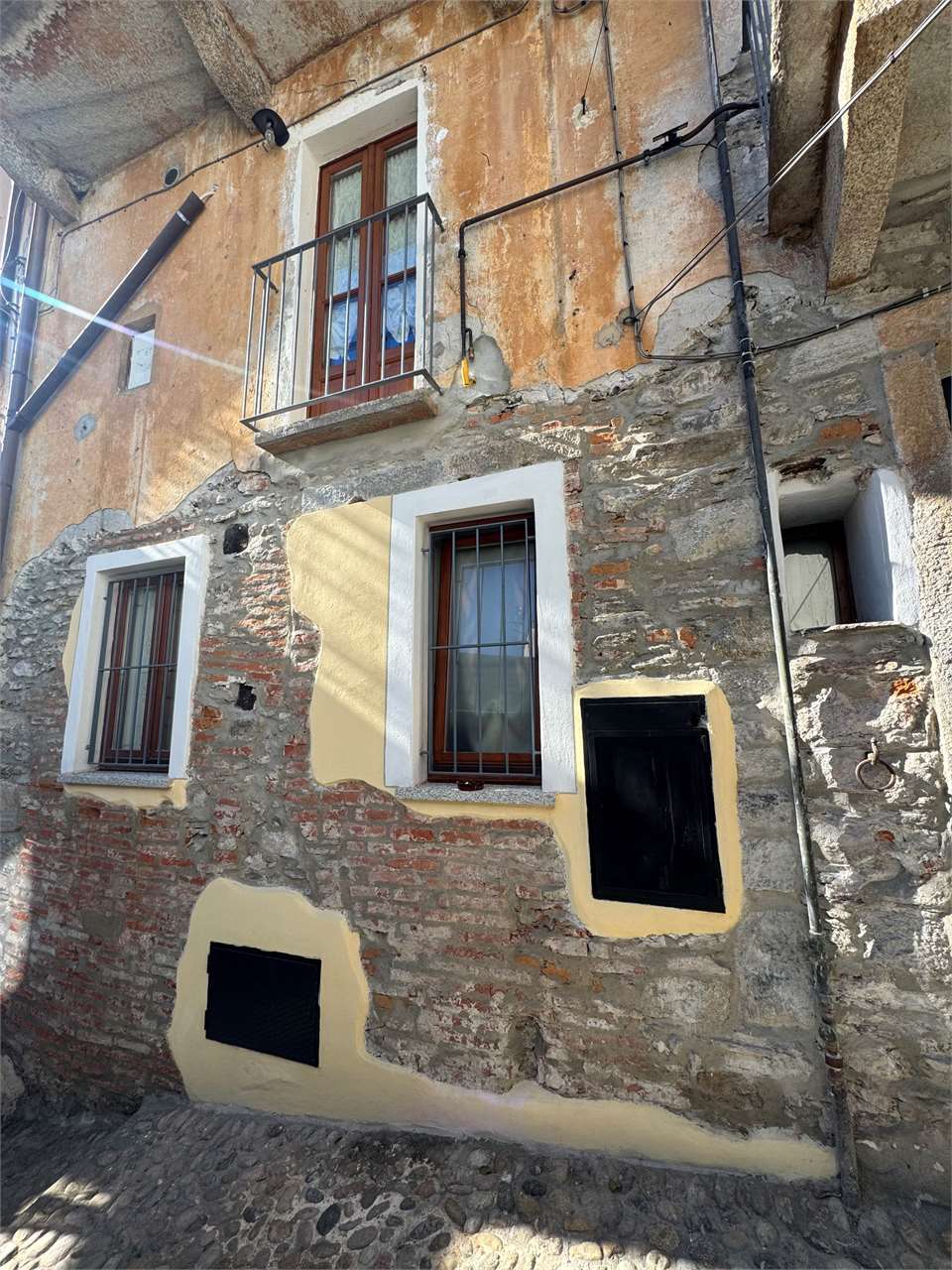 Trilocale luminoso su due livelli nel cuore del centro storico di suna gallery 3