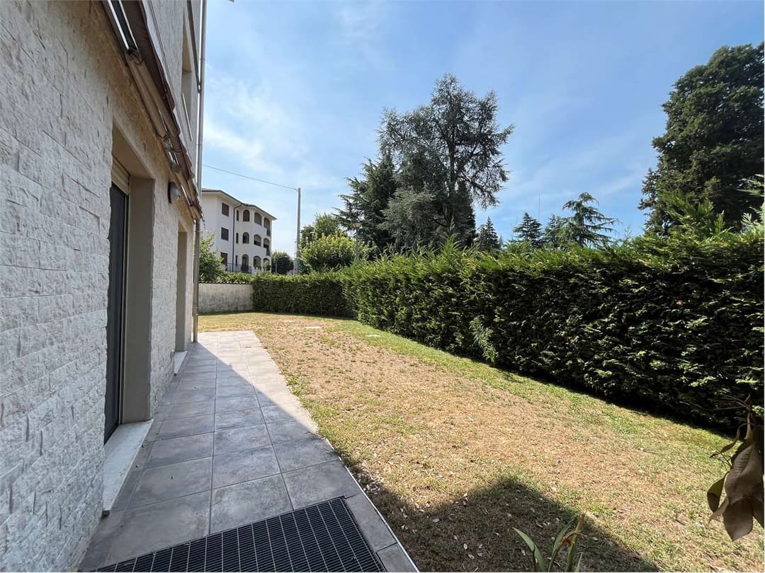Ampio quadrilocale con giardino privato, portico, garage e cantina gallery 4