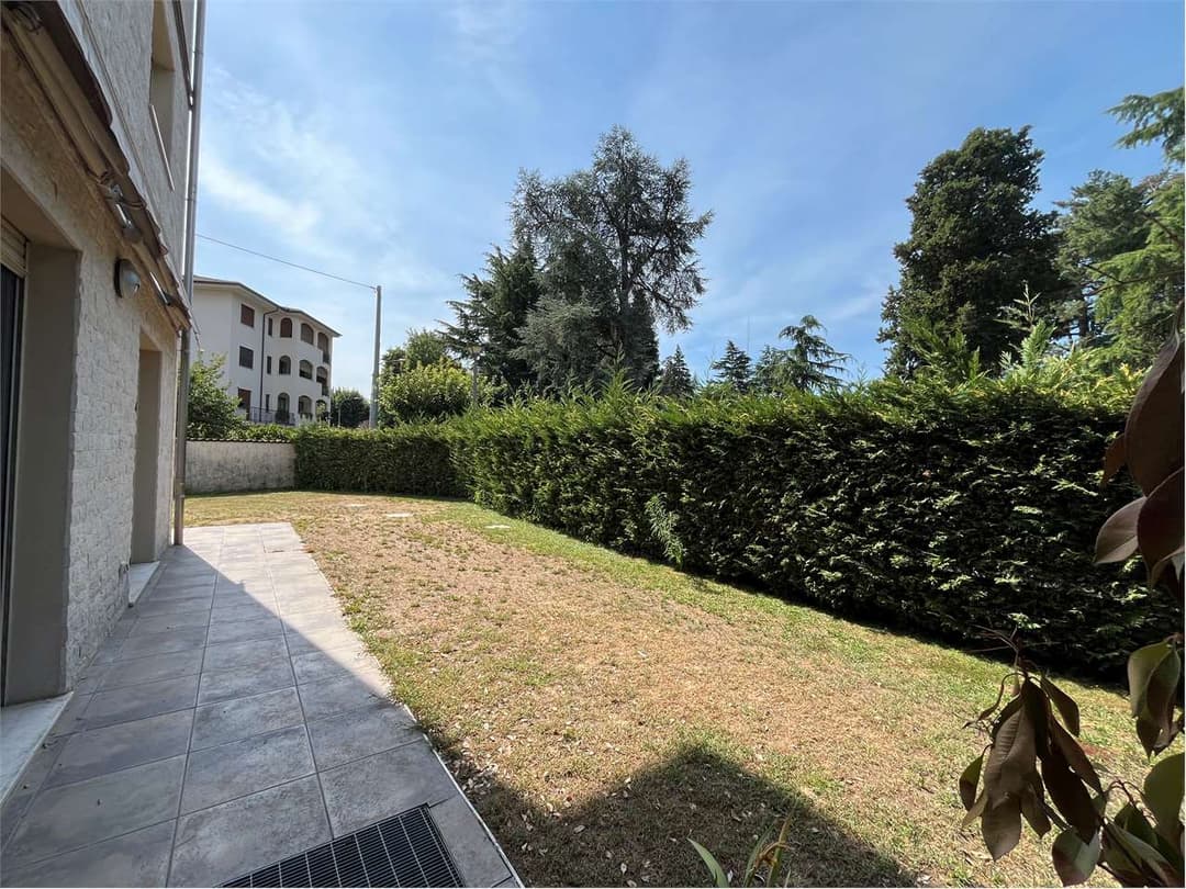 Ampio quadrilocale con giardino privato, portico, garage e cantina gallery 6