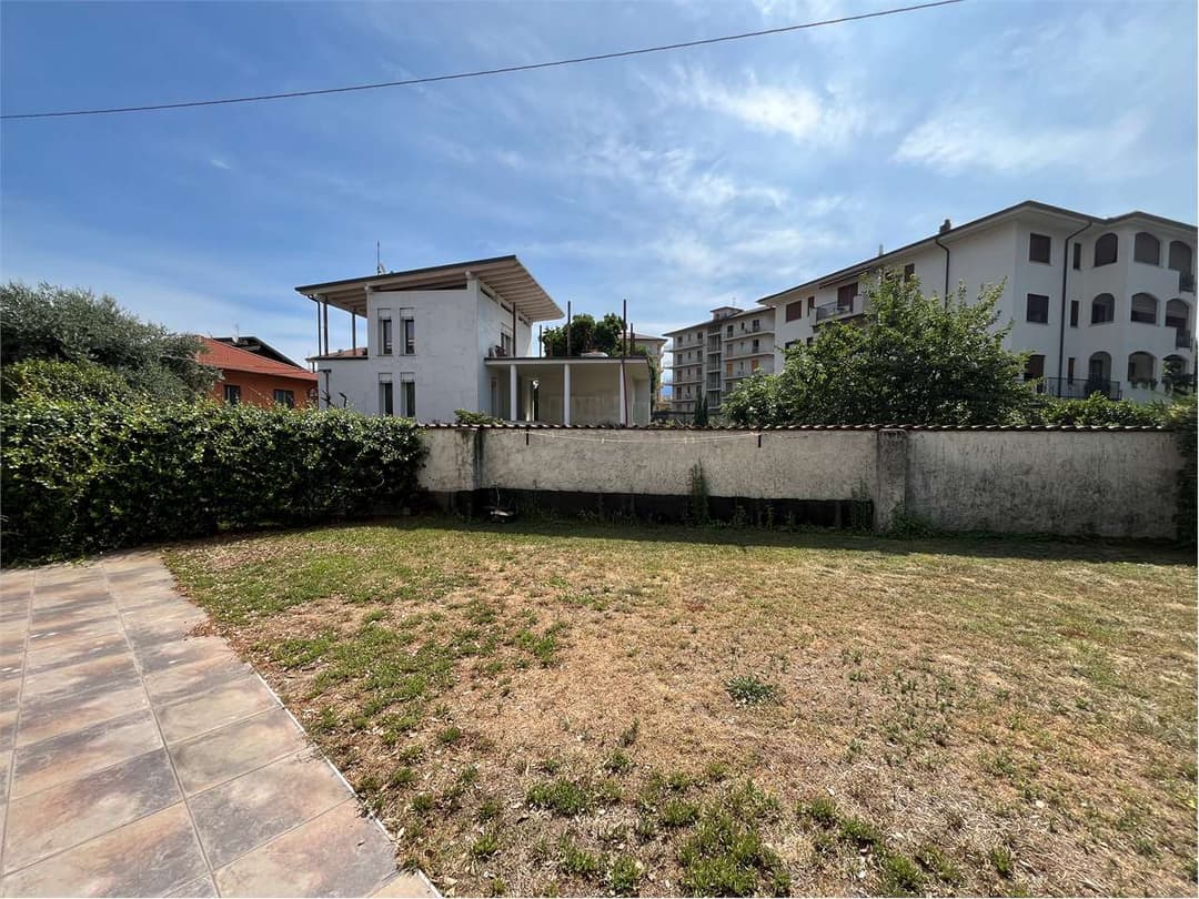 Ampio quadrilocale con giardino privato, portico, garage e cantina gallery 7